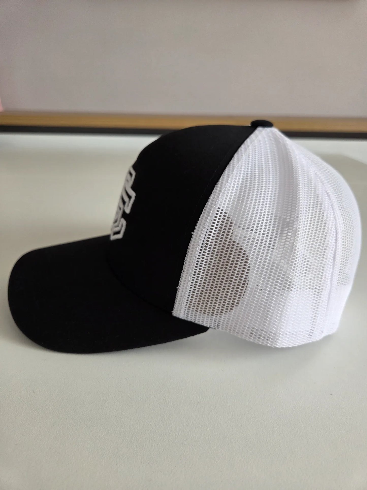 GC Trucker — Black / White